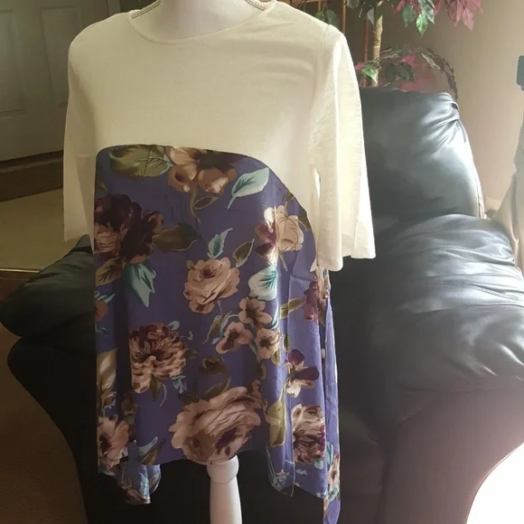 BEAUTIFUL PURPLE/IVORY FLORAL TOP, L, runs small. Matches pink/ivory floral - Picture 5 of 8